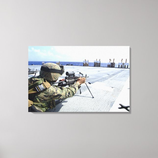 Eine US-Marine, die seine Waffe justiert Leinwanddruck (Vorderseite)