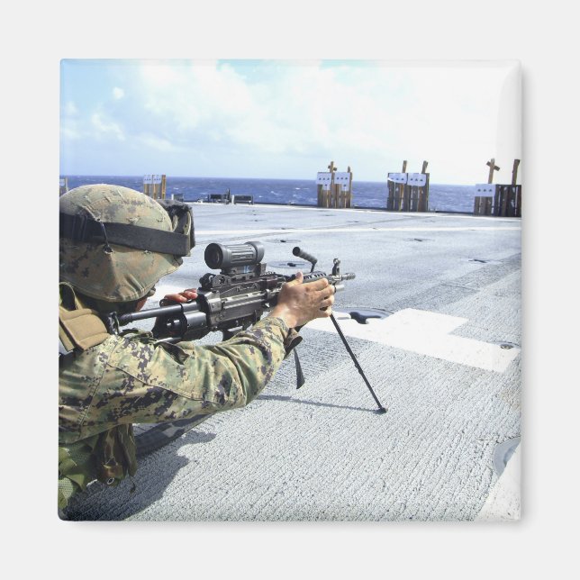 Eine US-Marine, die seine Waffe justiert Magnet (Vorne)