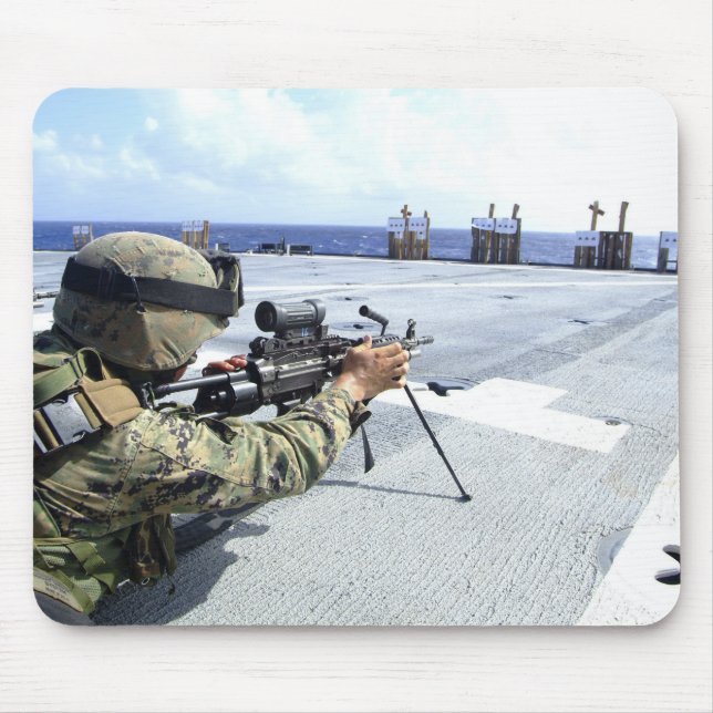 Eine US-Marine, die seine Waffe justiert Mousepad (Vorne)
