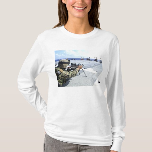 Eine US-Marine, die seine Waffe justiert T-Shirt (Vorderseite)
