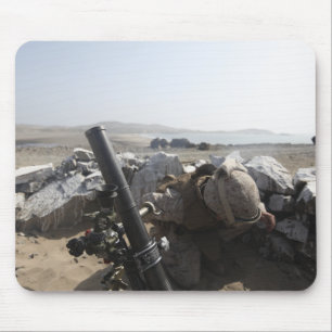 Eine US-Marine feuert einen Mörtel in Salinas, Per Mousepad
