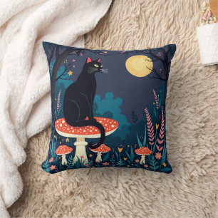 Eine vertraute schwarze Katze und Giftpilze Hallow Kissen