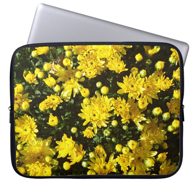 Eine Vielzahl gelber Mums Laptopschutzhülle (Vorderseite)