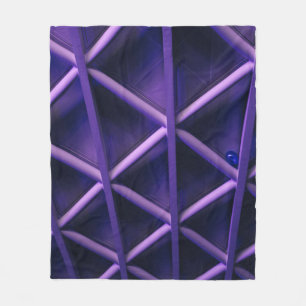 eine violette Decke mit knisterndem Kreuz; blass