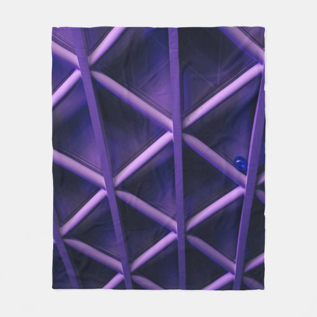 eine violette Decke mit knisterndem Kreuz; blass (Vorderseite)