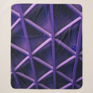 eine violette Decke mit knisterndem Kreuz; blass Sherpadecke
