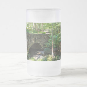 Eine Wald-Walkway-Brücke Mattierte Glass-Bier-Tass Mattglas Bierglas