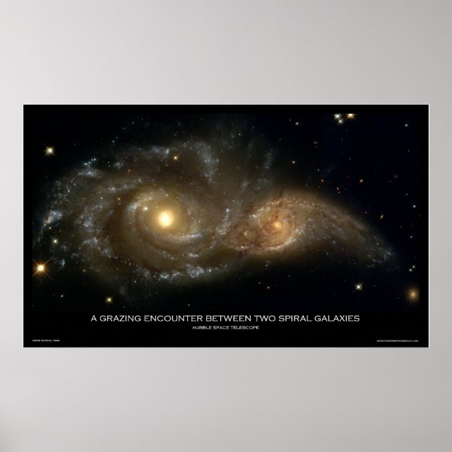 Eine Weidebegegnung zwischen zwei Spiralgalaxien Poster (Vorne)