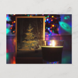 Eine Weihnachtskerzenstimmung. Eine Urlaubspostkar Feiertagspostkarte