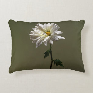 Eine weiße Daisy Dekokissen