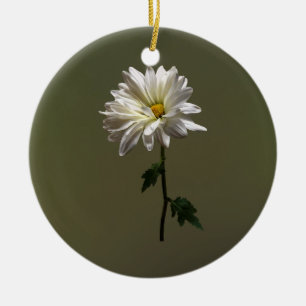 Eine weiße Daisy Keramik Ornament