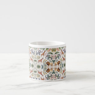 Eine weiße Tasse mit farbenfrohen, komplizierten T