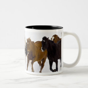 Eine Winterlandschaft mit galoppierenden Pferden Zweifarbige Tasse