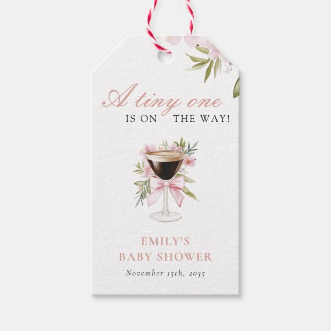 Eine winzige Espresso Martini Babydusche Geschenkanhänger (Vorderseite)