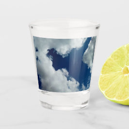 Eine Wolkenkurve Schnapsglas