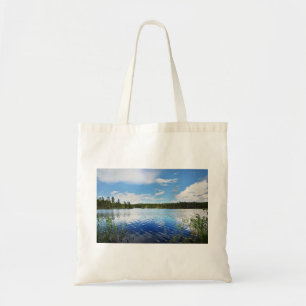 Eine wunderbare Ansicht von Finnlands Saimaa See Tragetasche