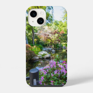 eine wunderschöne Frühlingslandschaft im Garten iPhone 14 Hülle