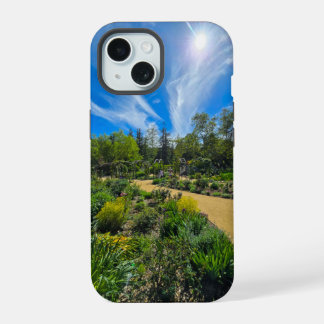 eine wunderschöne Frühlingslandschaft im Garten iPhone 15 Hülle
