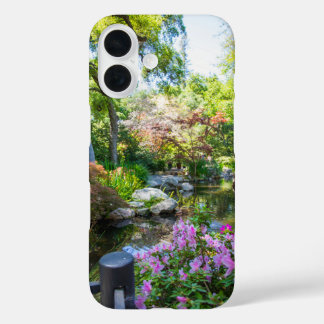 eine wunderschöne Frühlingslandschaft im Garten iPhone 16 Hülle