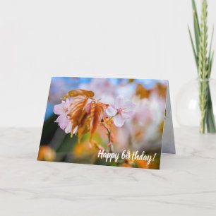 Eine zauberhafte Sakura-Blume auf einer Twig im Fr Karte