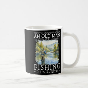 Einen alten Mann, der angeln geht, unterschätzen Kaffeetasse
