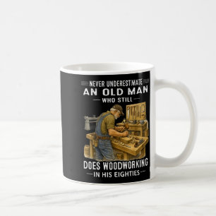 Einen alten Mann, der Holzarbeiten macht, untersch Kaffeetasse