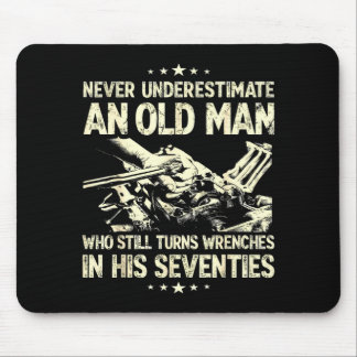 Einen alten Mann, der Schraubenschlüssel dreht, un Mousepad