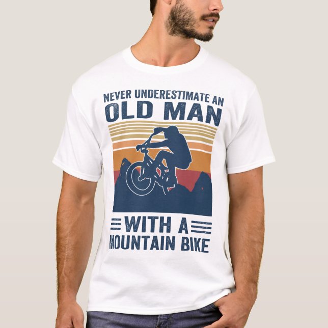 Einen alten Mann mit einem Mountainbike nie unters T-Shirt (Vorderseite)