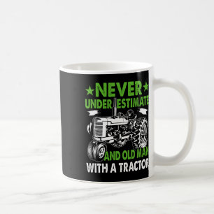 Einen alten Mann mit einem Traktor unterschätzen Kaffeetasse