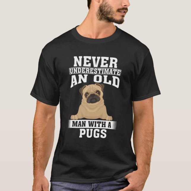 Einen alten Mann mit Möpsen nie unterschätzen T-Shirt (Vorderseite)