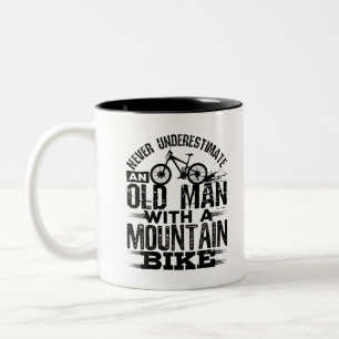 Einen alten Mann mit Mountainbike nie unterschätz Zweifarbige Tasse