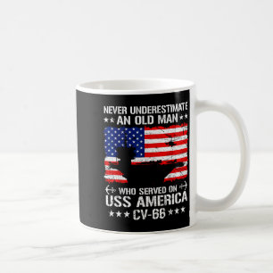 Einen alten Mann unterschätzen, der auf der USS Am Kaffeetasse