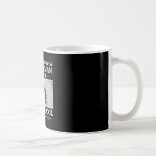 Einen alten Mann unterschätzen, der in den Siebzig Kaffeetasse