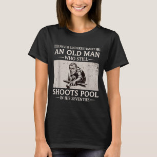 Einen alten Mann unterschätzen, der in den Siebzig T-Shirt