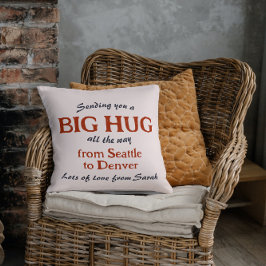 Einen Big Hug von einer Stadt in eine andere schic Kissen