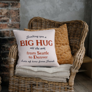 Einen Big Hug von einer Stadt in eine andere schic Kissen