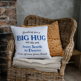 Einen Big Hug von einer Stadt in eine andere schic Kissen