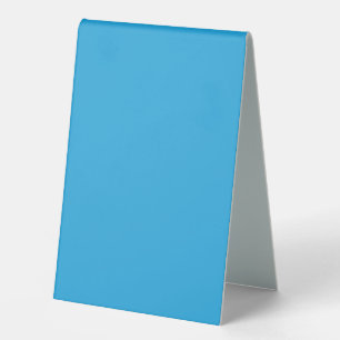 einen blauen Hintergrund mit einer schwarz-weißen  Tischaufsteller