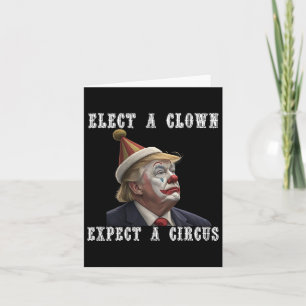 Einen Clown wählen, der von einem Zirkuszaun gegen Karte