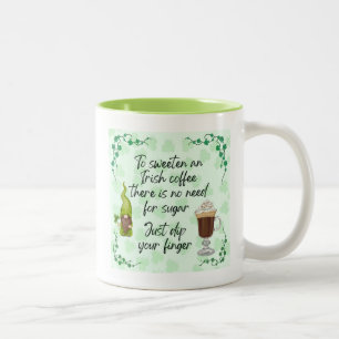 Einen irischen Kaffee süßen. Zweifarbige Tasse
