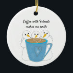 Einen Kaffee mit freundlichen Keramiken schmucken Keramik Ornament<br><div class="desc">Mit ein paar Freunden zusammen zu sein,  die sich einen Kaffee teilen,  macht definitiv ein Lächeln. Ein niedliches Trio von Schneemännern,  die eine riesige Tasse Kaffee teilen.</div>