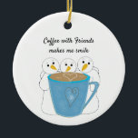 Einen Kaffee mit freundlichen Keramiken schmucken Keramik Ornament<br><div class="desc">Mit ein paar Freunden zusammen zu sein,  die sich einen Kaffee teilen,  macht definitiv ein Lächeln. Ein niedliches Trio von Schneemännern,  die eine riesige Tasse Kaffee teilen.</div>