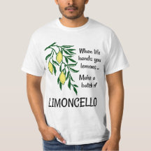 Einen Stapel Limoncello Lemon Lemon Likör erstelle