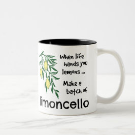 Einen Stapel Limoncello Lemon Lemon Likör erstelle Zweifarbige Tasse