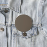 Einen stilvollen Wohnraum mit brauner Wand schaffe Button<br><div class="desc">Entspannen Sie in der Wohngestaltung mit einer modernen,  minimalistisch-braunen Wand,  die mit einer schicken,  schwarz-weißen Uhr geschmückt ist. Mit dieser stilvollen monochromen Wandkunst können Sie Ihren Lebensraum verbessern!"</div>