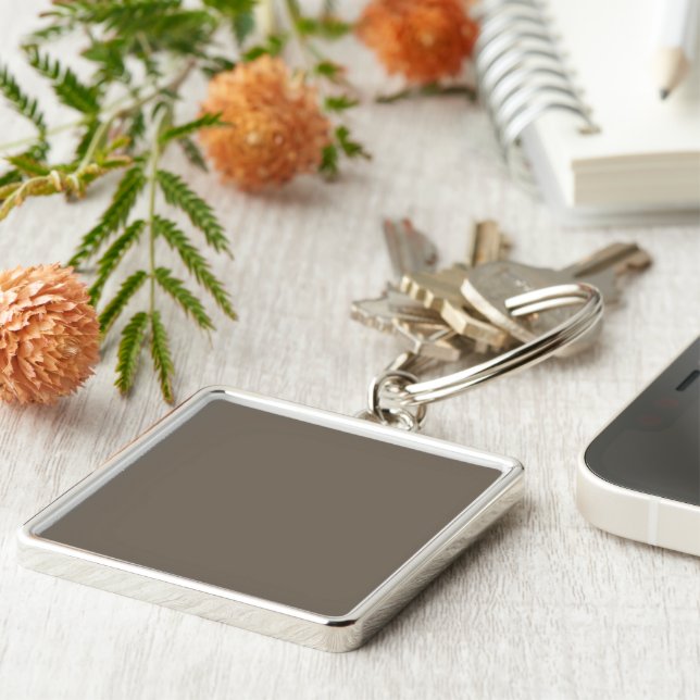 Einen stilvollen Wohnraum mit brauner Wand schaffe Schlüsselanhänger (Seite)