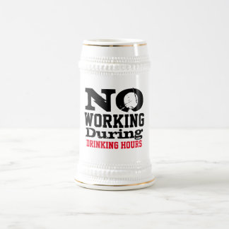 Einen Toast im Stil anheben, lustige Arbeit, Drink Bierglas