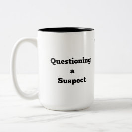 Einen Verdächtigen in Frage zu stellen - Humorvoll Zweifarbige Tasse
