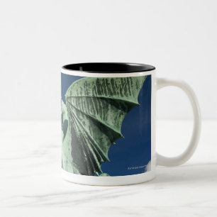 Einer der vier Bronzedrachen auf dem Drachen Zweifarbige Tasse