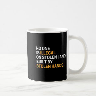 Einer ist illegal auf gestohlenem Land, das von ge Kaffeetasse